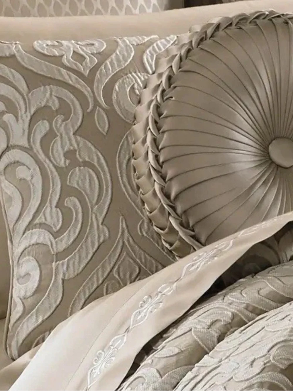J. Queen New York Astoria Comforter Set - Sz QUEEN  NWT